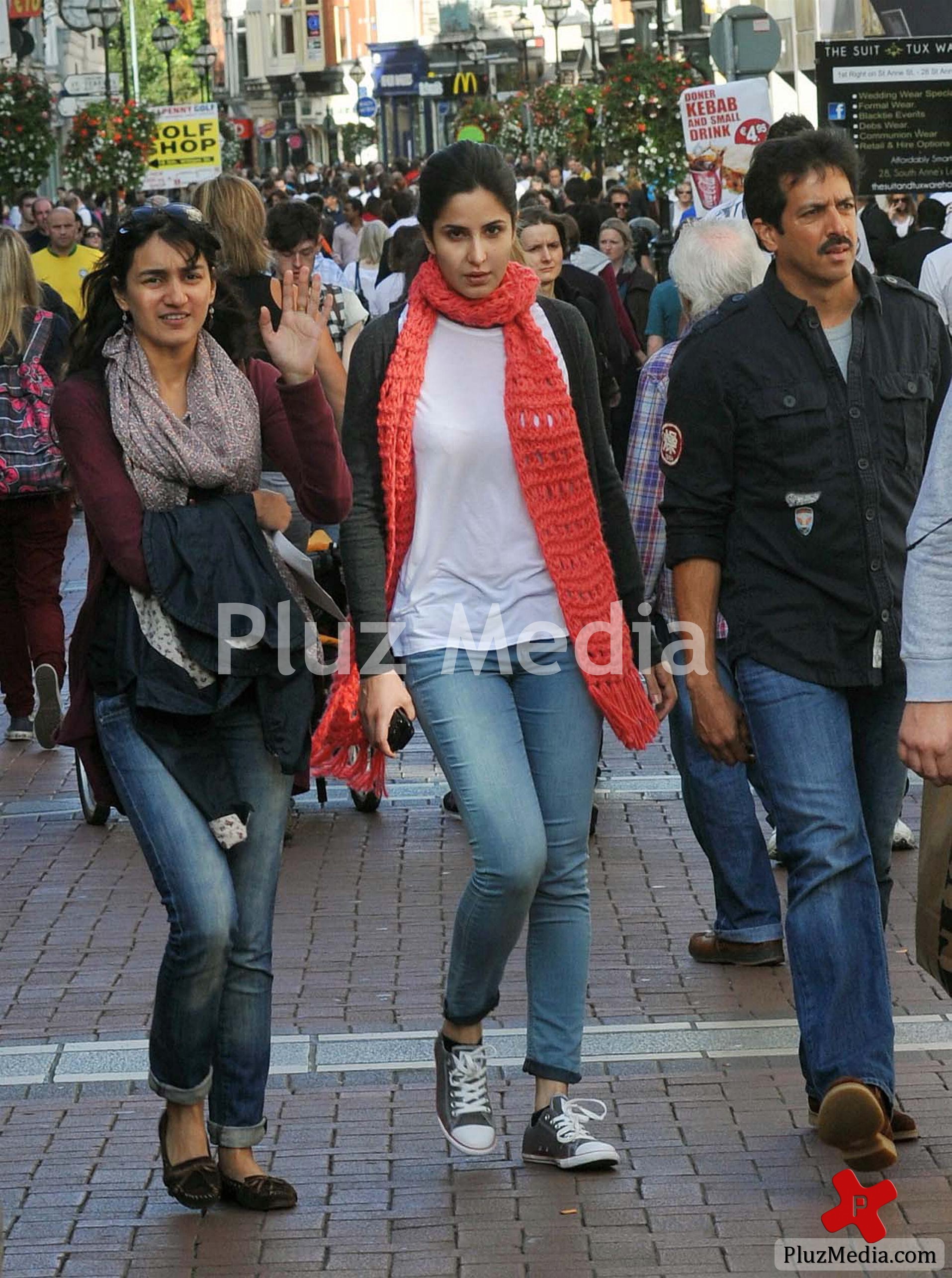 Katrina Kaif and director Kabir Khan evade the paparazzi pictures | Picture 87868